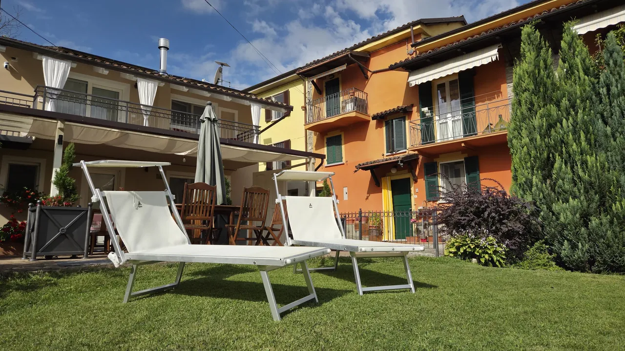 Green outdoor space at Lùlù Guest House