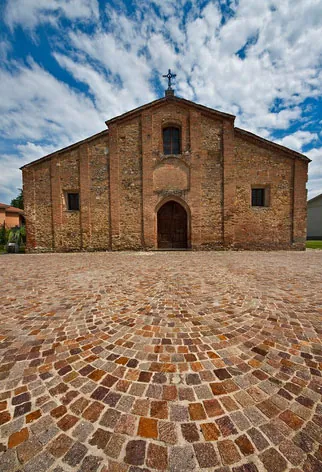 Chiesa in mattoni con piazza acciottolata