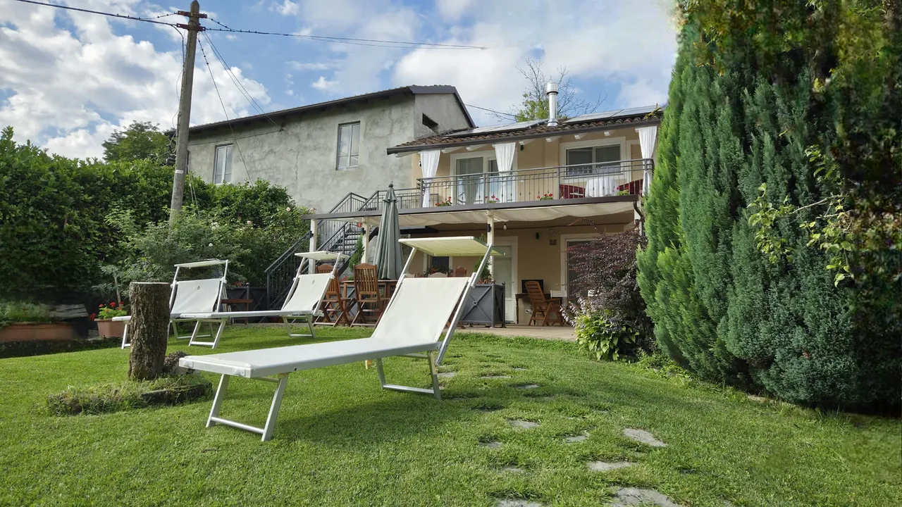 Lùlù Guest House garden